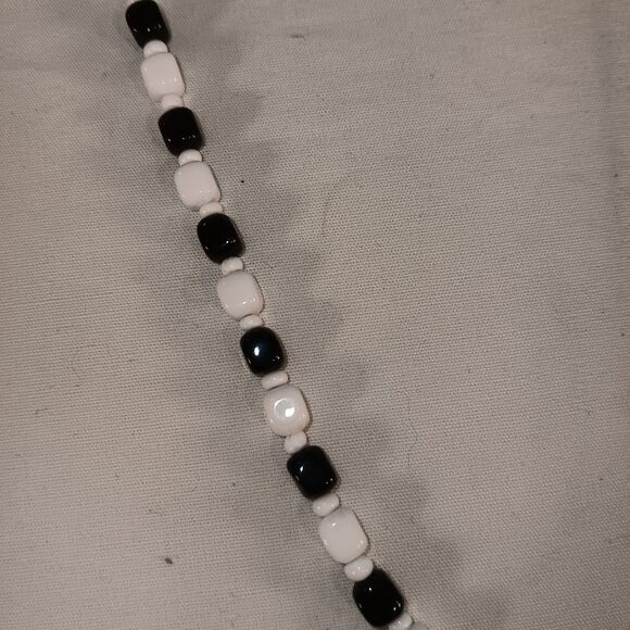 women black and white beaded necklace - Picture 2 of 7